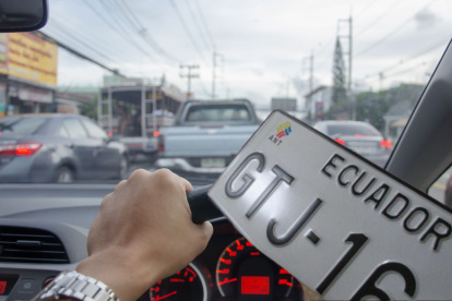 Propietarios de vehículos motorizados deberán acudir a las oficinas de la ANT para el trámite de renovar sus placas.