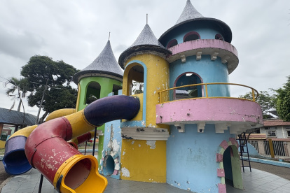 El castillo. Las palomas han convertido este espacio icónico en su casa, dejando allí sus excrementos. El parque luce solitario por la falta de mantenimiento.