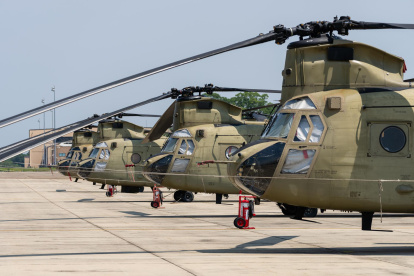 Boeing CH-47 Chinooks antes del desfile del 250.º aniversario del Ejército de EE. UU. en la Base Conjunta Andrews, Maryland, EE. UU.