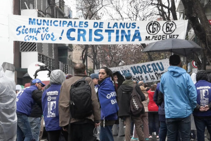 Simpatizantes de la expresidenta argentina Cristina Fernández este viernes, en Buenos Aires (Argentina).