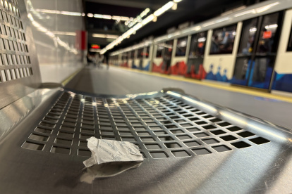 Usuarios. Pese a las campañas informativas y de Cultura Metro, hay muchas personas que muestran irrespeto a las normas y arrojan basura, por ejemplo.