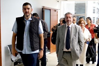 Luego de la audiencia de este sábado, Aquiles Álvarez y su abogado fueron captados en dirección al mercado Iñaquito.