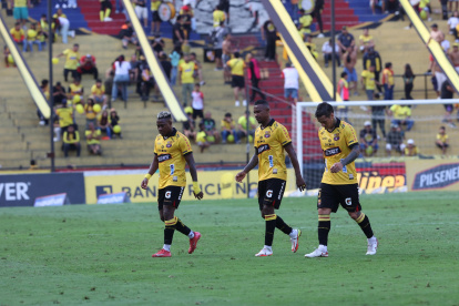 Los jugadores de Barcelona muestran frustración tras la derrota en casa.