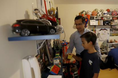 Desde hace un año, Gastón vive con su padre Andrés Naranjo. Comparten el gusto por deportes como el fútbol.