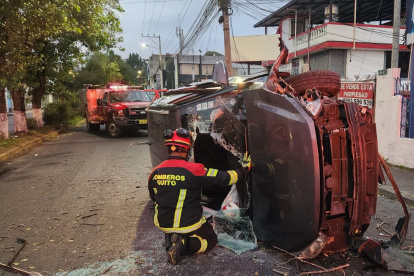 En Conocoto, un vehículo terminó volcado, dejando a su conductor atrapado.