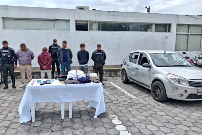 En otro operativo en San Juan de Caldeeón, se detuvo a cuatro personas por robo