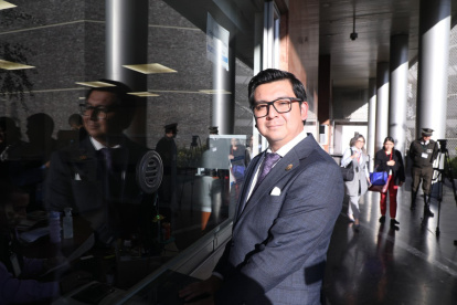 El secretario jurídico de Presidencia, Stalin Andino, fue el encargado de entregar el proyecto de ley.