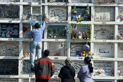 En un cementerio, la gente honró a los padres que partieron de este mundo.