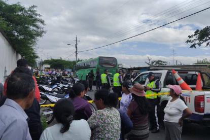 Los vecinos del sector retuvieron el bus. El conductor huyó.