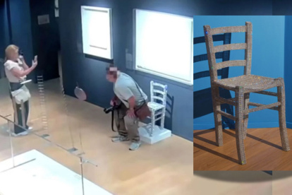 Momento en el que el turista se sienta sobre la obra de arte.