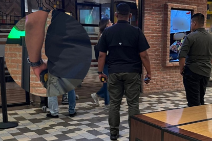 Lo “inusual” es oír a los guardaespaldas y custodios coordinar su trabajo a través de walkie-talkies.