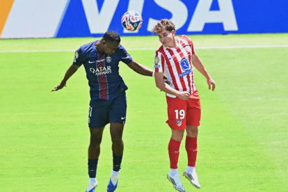 Willian Pacho (i) marca a Julián Ávarez durante el partido por el Mundial de Clubes 2025.