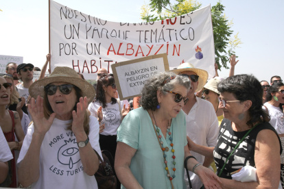 Cientos de personas se han sumado este domingo a las protestas convocadas en Granada (España) contra un modelo de turismo "depredador".