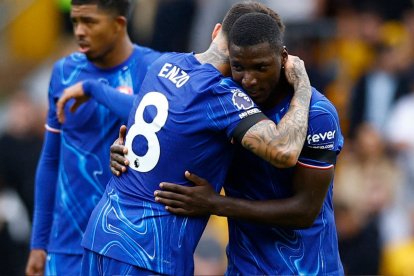 Moisés Caicedo (d) junto  Enzo Fernández tras el gol con la camiseta de Chelsea