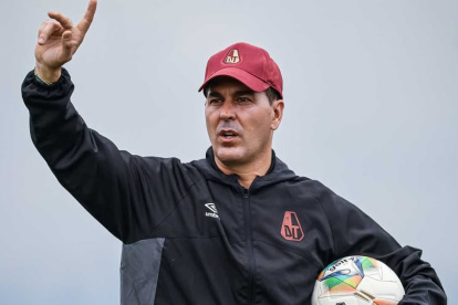Ismael Rescalvo dirige a Deportes Tolima desde el inicio de la temporada 2025