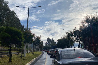 Un camión se volcó en la avenida Simón Bolívar este 16 de junio y hay cierre vial y una fuerte congestión.