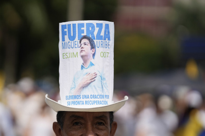 Un hombre con la imagen del senador Miguel Uribe Turbay se manifiesta durante la ´Marcha del silencio´