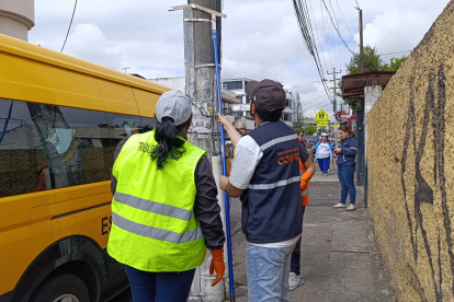 La Agencia Metropolitana de Control (AMC) avanza en el retiro de propaganda electoral en Quito, con apoyo de trabajo comunitario