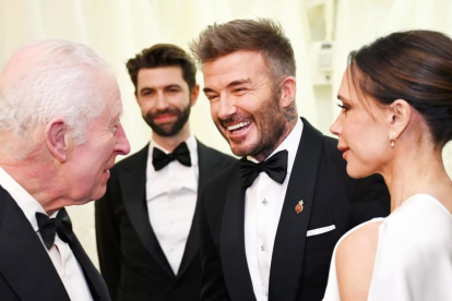 La estrecha relación entre los Beckham y la familia real británca se puso de manifiesto con el nombramiento de David Beckham como caballero.