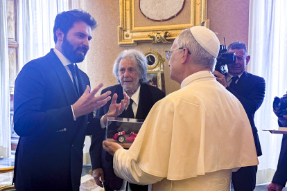 El papa León XIV recibió en audiencia privada en el Vaticano a Al Pacino (atrás), y al productor Andrea Iervolino (izquierda), junto a parte del reparto de una película sobre la historia de la casa automovilística Maserati.