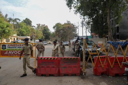La policía vigila el lugar del accidente del avión de Air India, en Ahmedabad, Gujarat, oeste de la India, el 15 de junio de 2025.