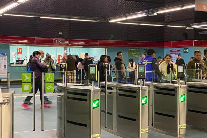 El Metro de Quito realiza a diario un promedio de 175.000 viajes, a través de 15 estaciones entre El Labrador y Quitumbe.