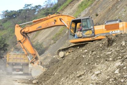 La vía Loja-Malacatos permanece temporalmente cerrada, en el kilómetro 23, mientras se la repara.