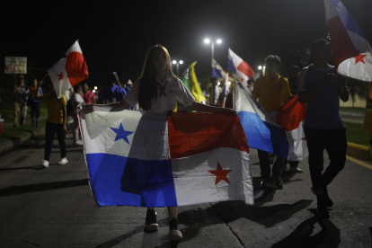 Personas sostienen banderas durante una protesta contra el Gobierno del presidente, José Raúl Mulino, el 7 de junio de 2025, en La Chorrera (Panamá).