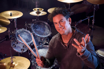 Billy Cueva es músico y piloto comercial.