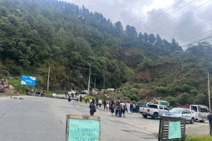 Habitantes de la parroquia Molleturo cerraron el paso vehicular en la carretera que conecta Cuenca con Guayaquil.