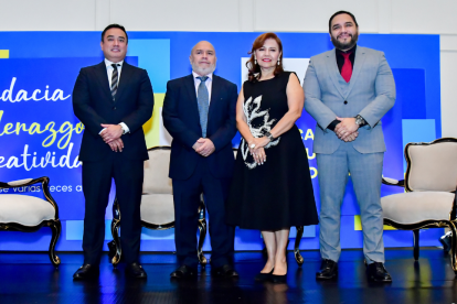 El autor del libro junto a su esposa, Galicia Mejía de Cueva, y sus hijos Fernando y Carlos Cueva Mejía.