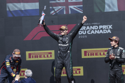 George Russell de Mercedes festeja la primera victoria de su escudería en el año.