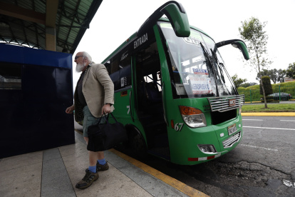 En la estación Río Coca, seis busetas cubren la ruta que va hasta el aeropuerto ubicado en Tababela.