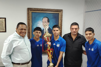 El esfuerzo del joven plantel fue reconocido por el presidente del club, Jorge Guzmán, y de José Valverde, titular de la comisión de fútbol.