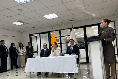 La ministra de Energía y Minas, Inés Manzano, firmó ayer un acuerdo para la apertura gradual del catastro.