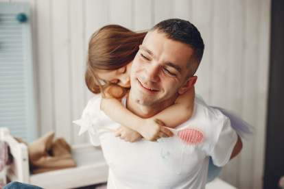 La crianza en solitario tiene retos únicos. Descubre cómo priorizar la comunicación, delegar tareas y cuidar tu salud mental mientras educas a tus hijos