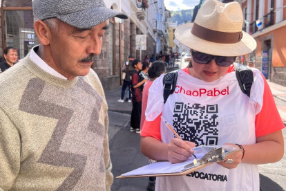 Néstor Marroquín y otros voluntarios del colectivo Cuida tu voto han recolectado las firmas para la revocatoria de Pabel Muñoz, en diferentes sectores de Quito.