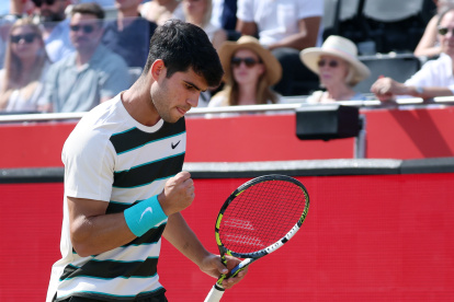 Carlos Alcaraz celebra un punto durante el debut de Queen"s en el cotejo ante Adam Walton.