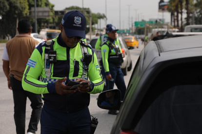 Desde hace varios meses, la ATM ejecuta controles en la vías de Guayaquil para regular el tránsito. Sin embargo, la ciudadanía asegura que estos deben ser más seguidos y en toda la ciudad para cambiar el comportamiento de los infractores.