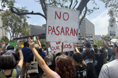 Una persona que sostiene una pancarta durante una protesta contra las redadas migratorias en Los Ángeles (EE.UU.).