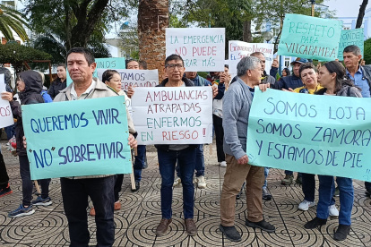 Ciudadanos de Vilcabamba, Malacatos, Palanda y Chinchipe protestaron en Loja por el mal estado de la vía Nangora, que perjudica gravemente la economía local.