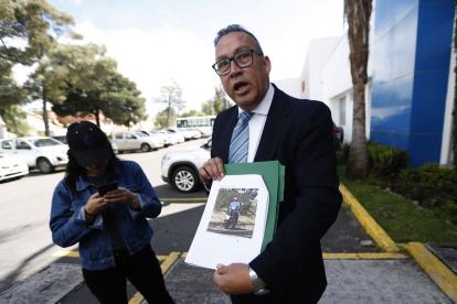 Néstor Marroquín mostró dos fotografías del motorizado que vigila su casa.