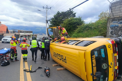 El accidente de tránsito se registró en la avenida la Camilo Ponce Enríquez, dejó dos personas heridas y generó cierre total.