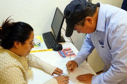 Néstor Marroquín y el colectivo Cuida tu voto recolectan las firmas para la revocatoria del mandato contra el alcalde de Quito, Pabel Muñoz.