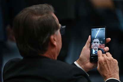 El expresidente brasileño Jair Bolsonaro tomándose una "selfie".
