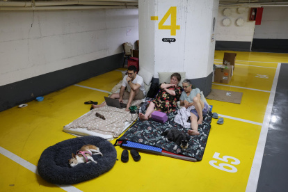 Personas pasan la noche en un estacionamiento subterráneo en medio de las amenazas de ataques con misiles balísticos iraníes, en Tel Aviv, Israel, el 17 de junio de 2025.