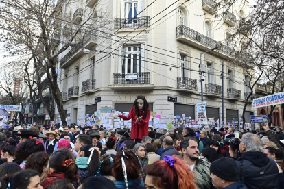 Personas se reúnen a las afueras de la casa de la expresidenta de Argentina Cristina Fernández de Kirchner en Buenos Aires (Argentina).