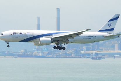 Israel organiza vuelos especiales y rutas marítimas para evacuar a turistas atrapados por el conflicto.