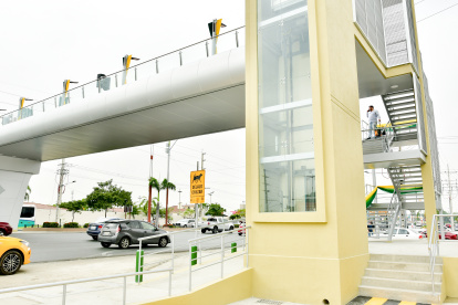 El paso peatonal está ubicado en el kilómetro 1.5 de la avenida Samborondón y prevé dar seguridad a los peatones, como ellos por años lo han solicitado.