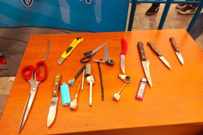 Policía y Municipio decomisan armas y drogas en estaciones de Quito.